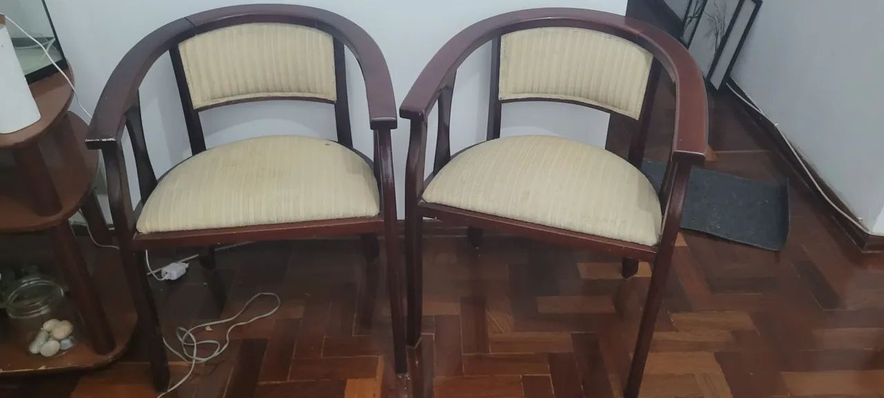 2 CADEIRAS DE MADEIRA COM BRAÇOS - ESTILO CLÁSSICO