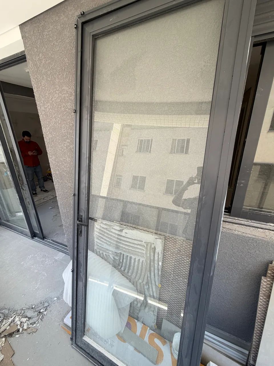 Porta de vidro com moldura em alumínio cinza