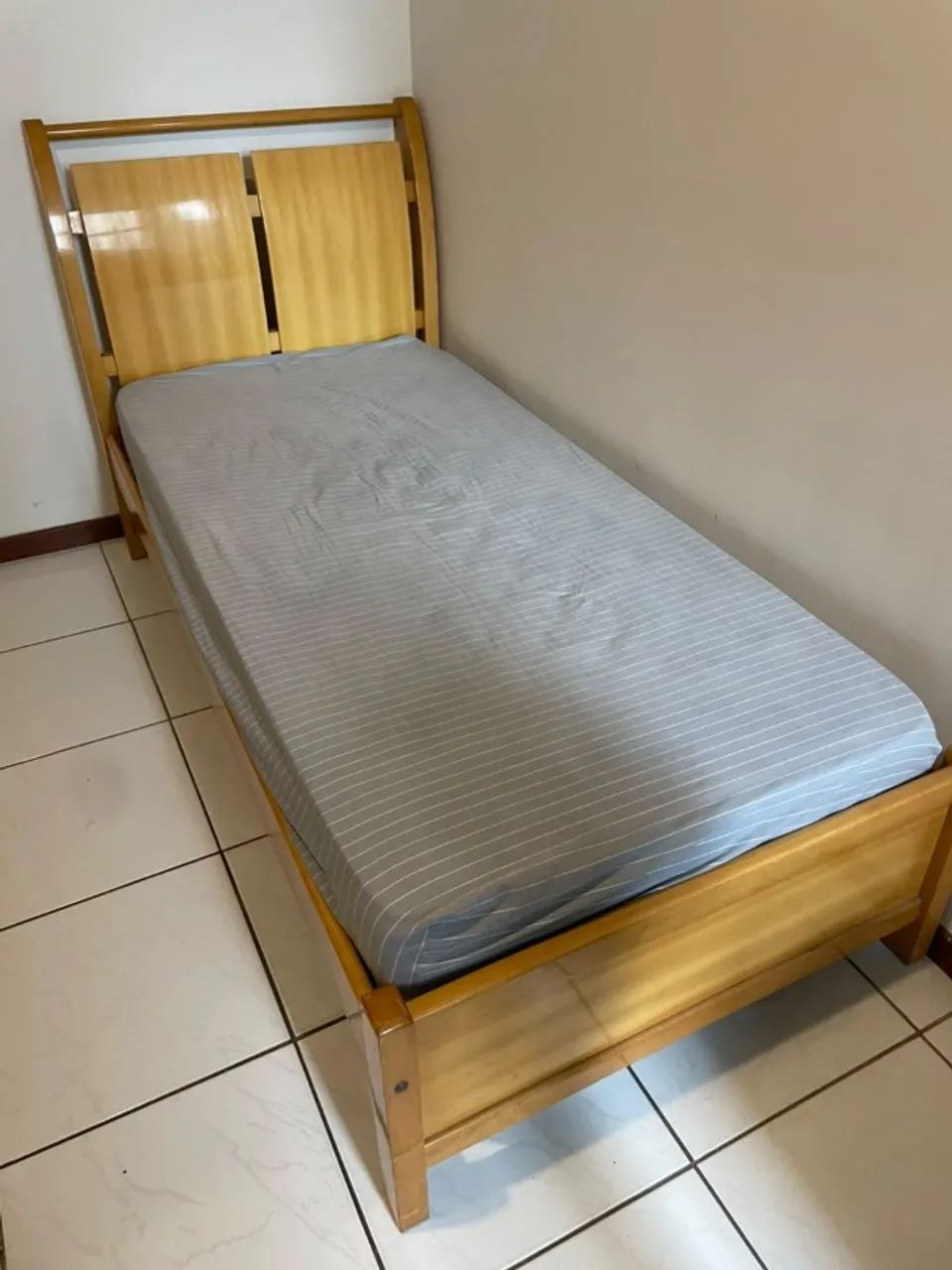 Cama de madeira maciça sem colchão