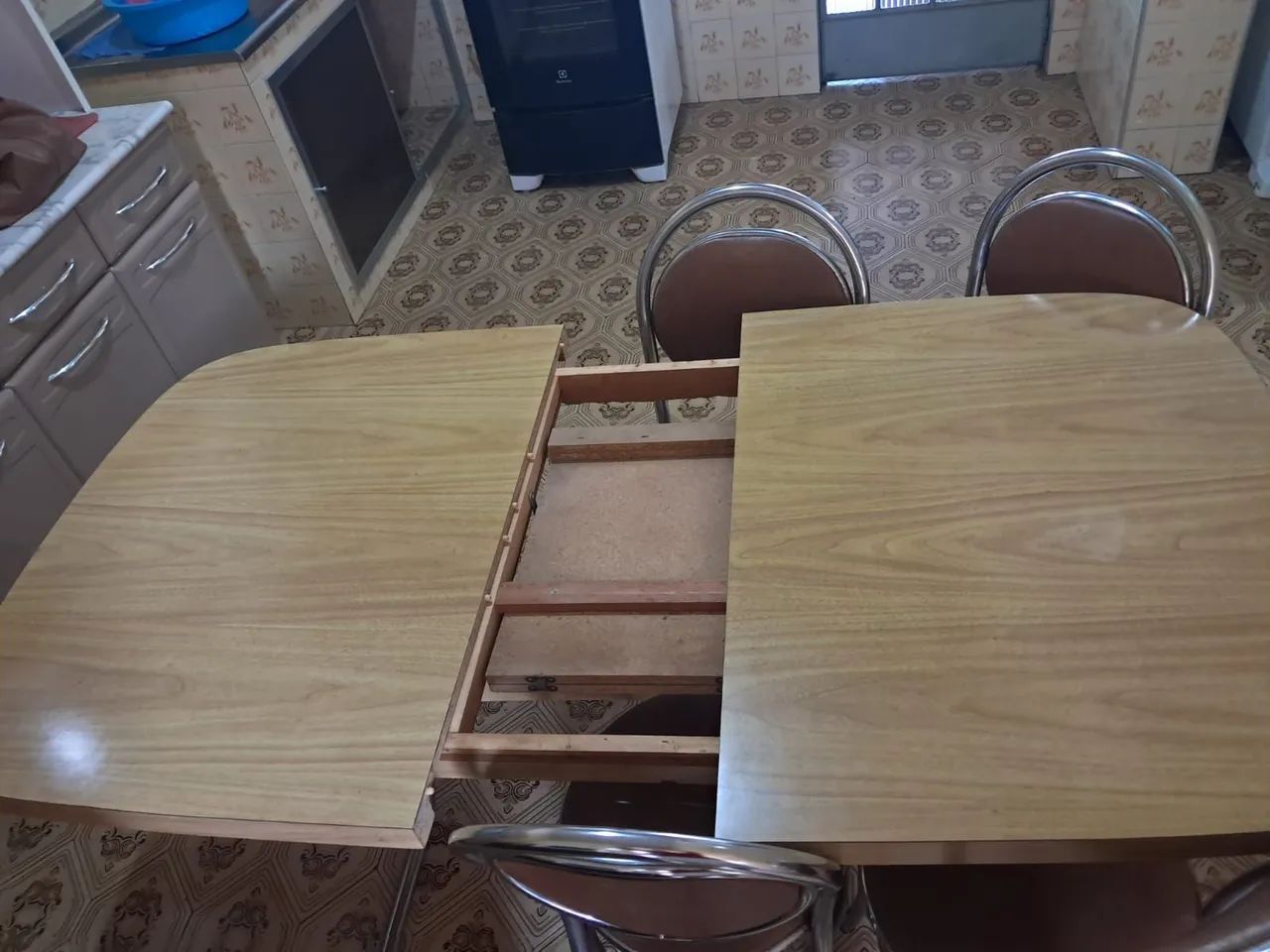 Mesa clássica  e cadeiras com  pés metálicos.  - Foto 2