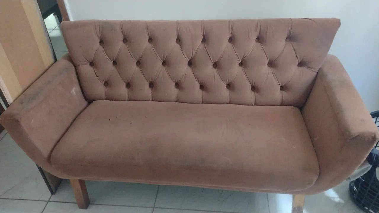 Sofá Namoradeira Retrô 2 Lugares Marrom Capitonê