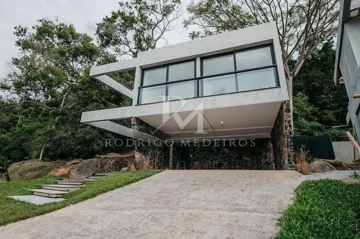 Casa à venda em Canasvieiras, Florianópolis/SC  3 suítes e rooftop