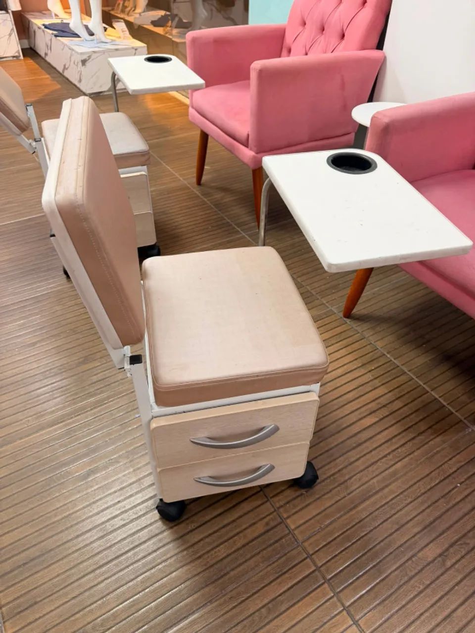 cadeira de manicure e pedicure com 2 gavetas na cor rosa - Foto 2