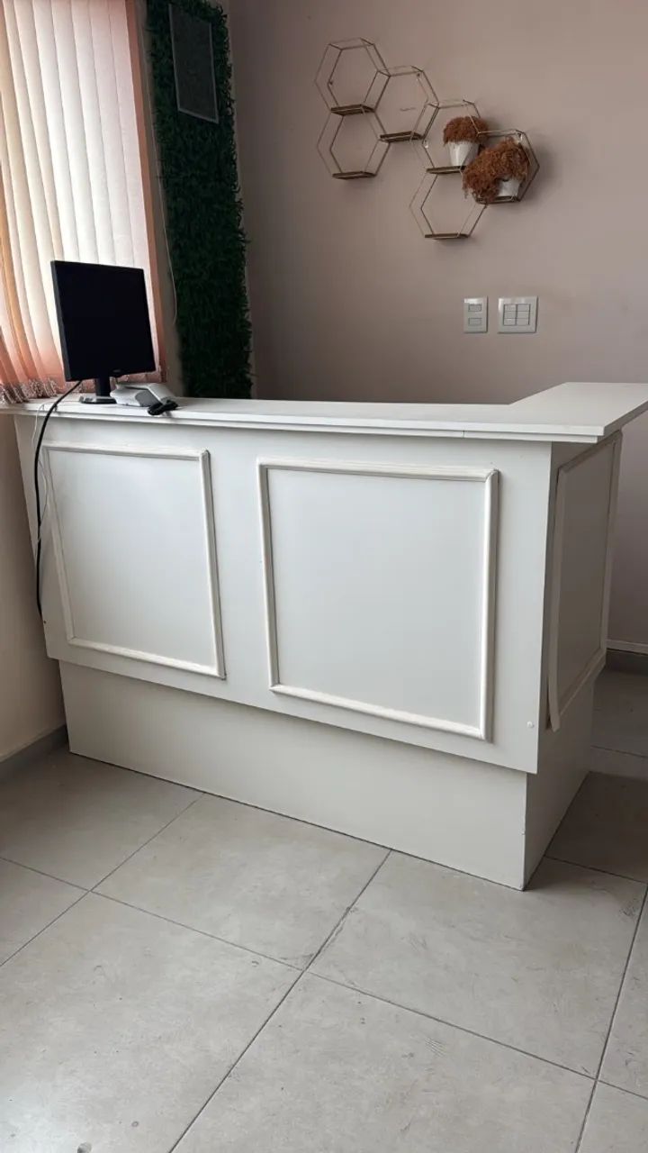 Balcão de recepção em L branco