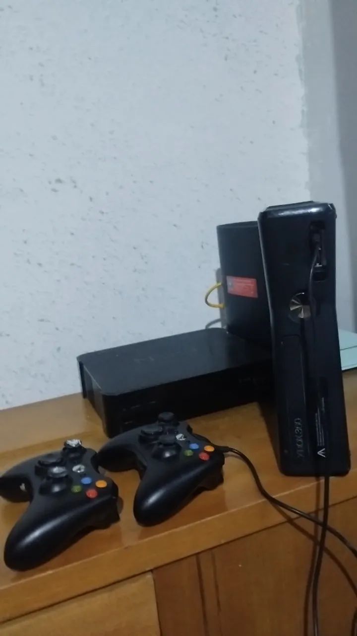 Xbox 360 com dois controles(funcionando perfeitamente), mas sem fonte e cabos!!