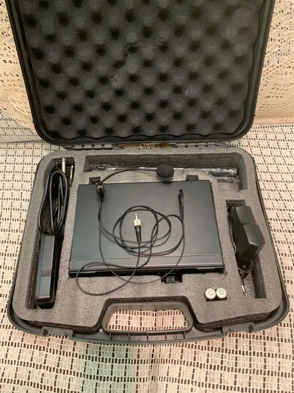 MICROFONE HEADSET + CAIXA ATIVA + PEDESTAL TRIPÉ