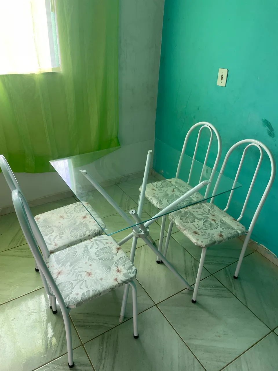 Vende-se mesa de vidro com 4 cadeiras  - Foto 2