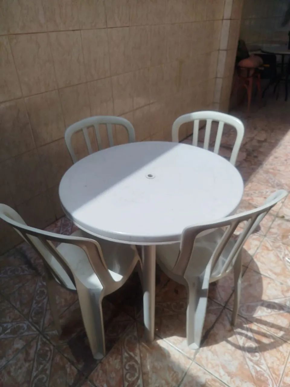 MESA E CADEIRAS DE PLÁSTICO - Foto 2