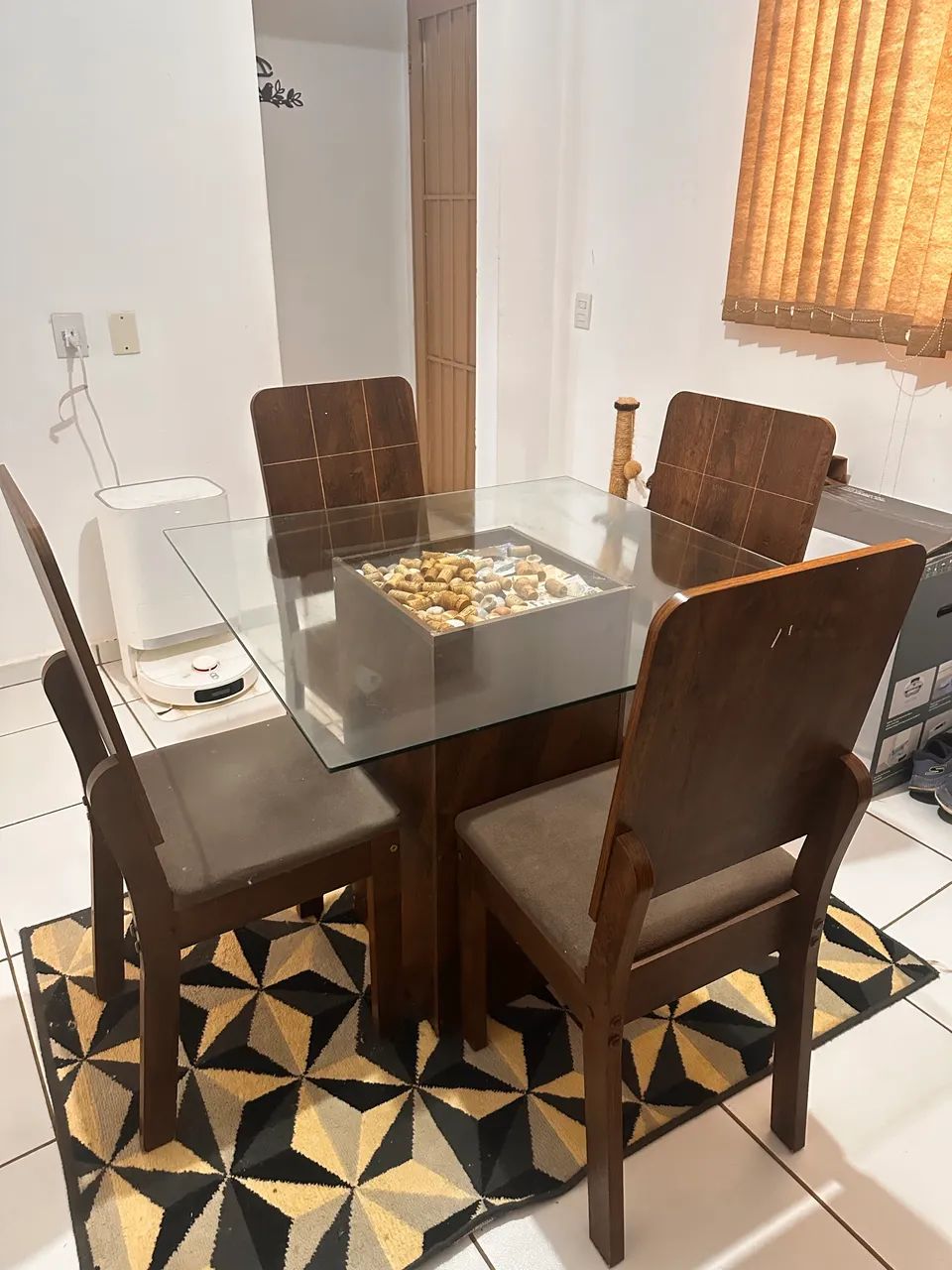 Mesa de 4 lugares com tampo de vidro