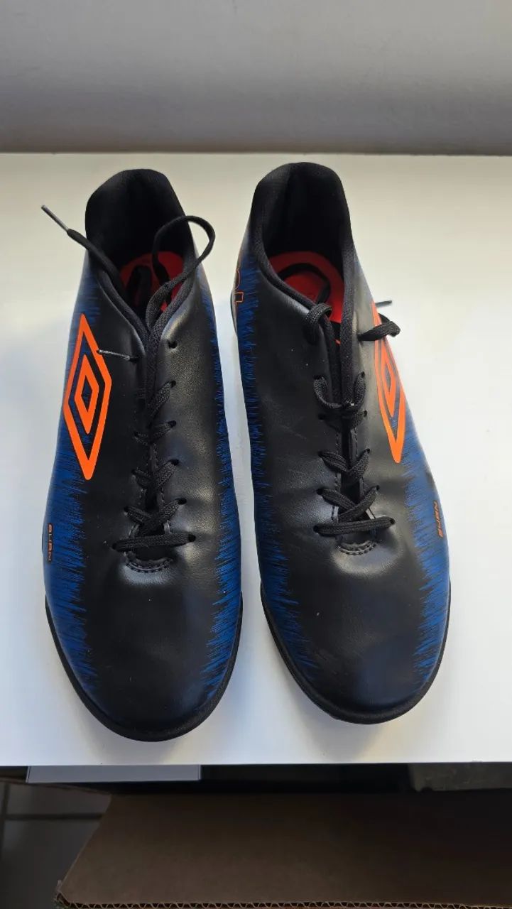 Chuteira Umbro modelo Burn Society, nas cores preto e azul, em ótimo estado de conservação - Foto 3