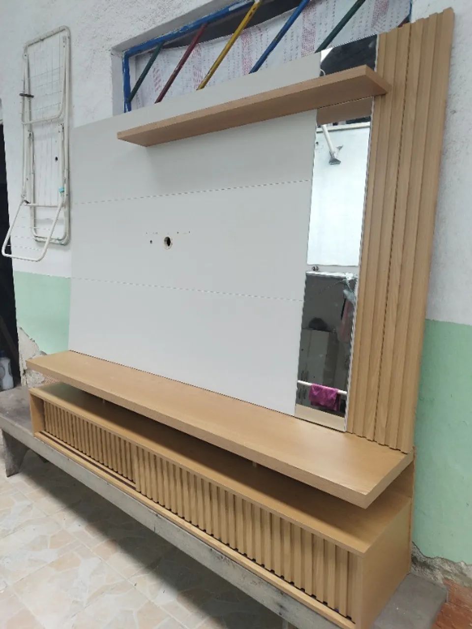 Rack-Painel para TV Até 60 Polegadas Sergipe 2 Portas com Espelho e Ripado Nature/Off Whit