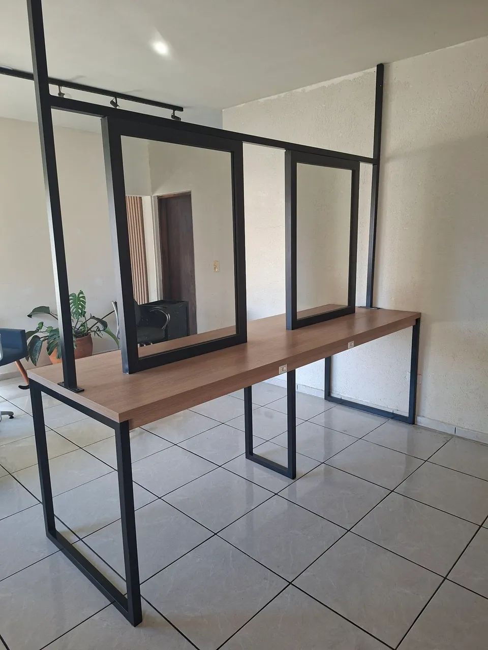 Bancada mdf e metalon 4 espelhos  - Foto 2
