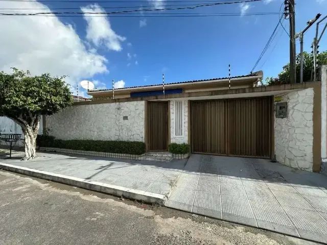 CASA A VENDA NO BEQUIMÃO 