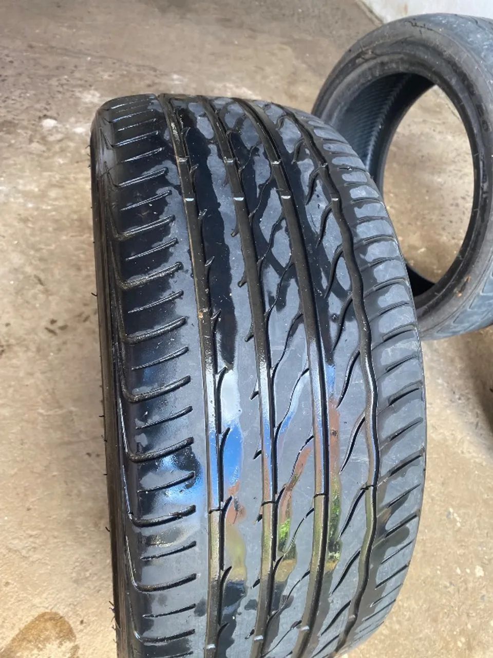 Pneu  235/45ZR18 - Foto 2