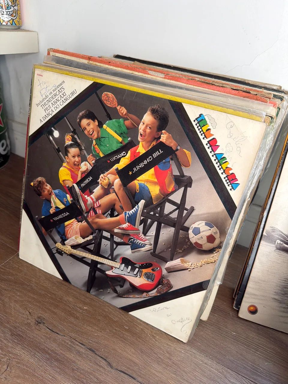 Caixa com mais de 100 LPs de vinil antigos variados - Foto 4