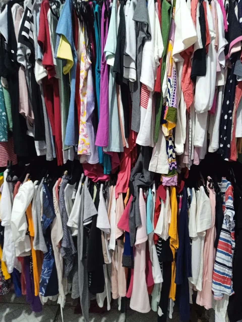 Vendo lote de roupa com a varia - Foto 4