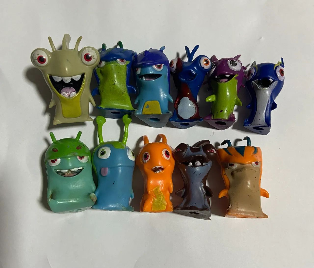 11 bonecos de uns 5 cm 