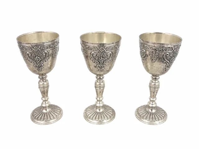 Conjunto com 3 taças decorativas em metal prateado.