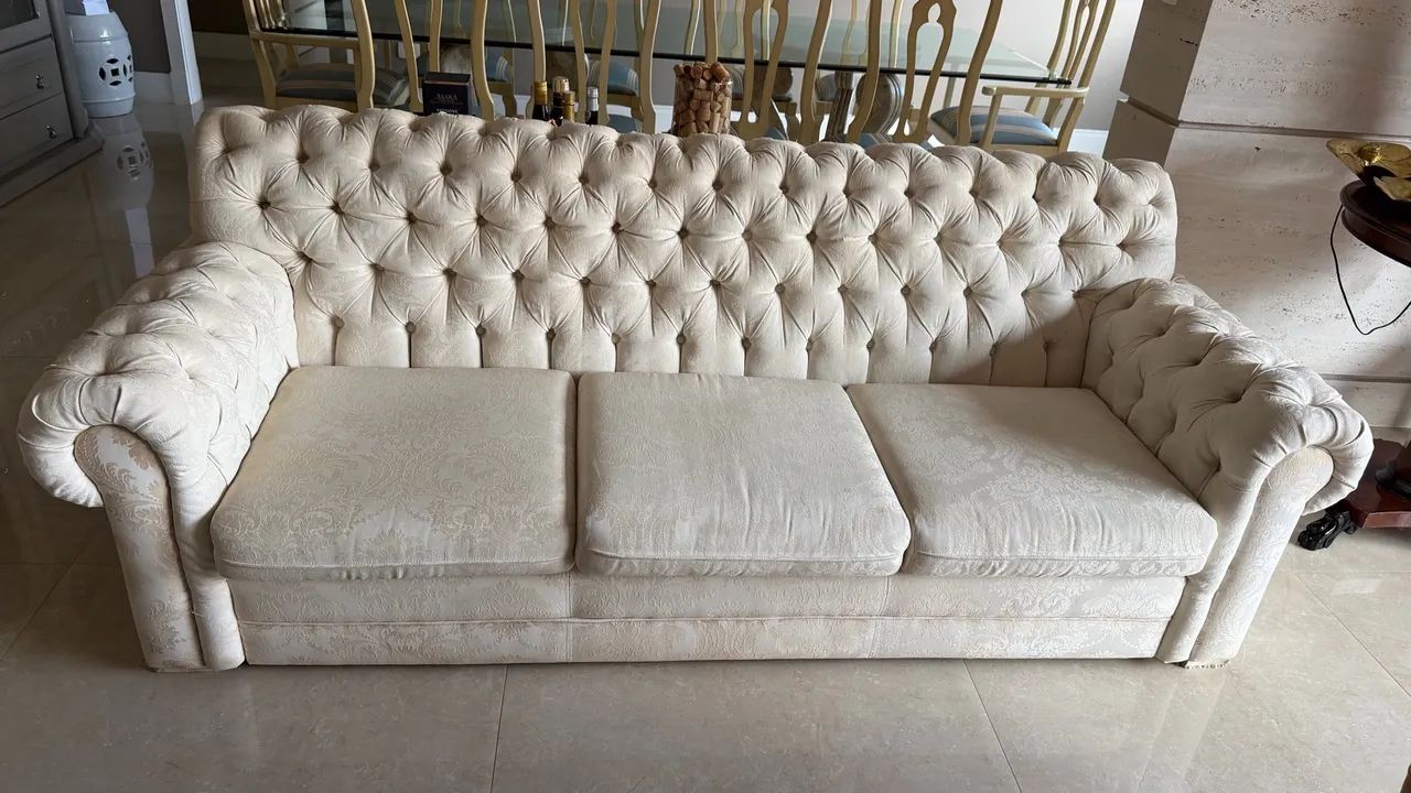 Sofá três lugares luxuoso em capitonê 