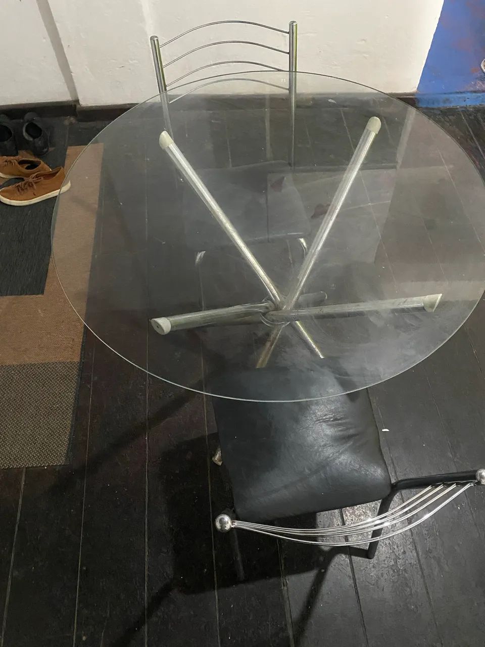 Mesa de vidro redonda , com 2 cadeiras
