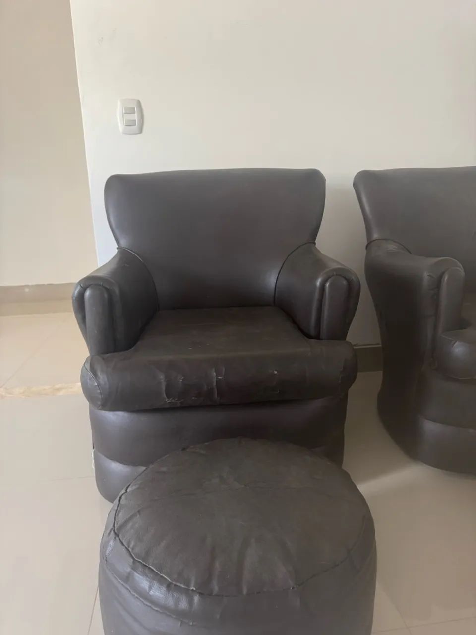 Conjunto de Sofá 2 Lugares + 2 Poltronas + 2 Puffs em Couro Preto - Foto 4