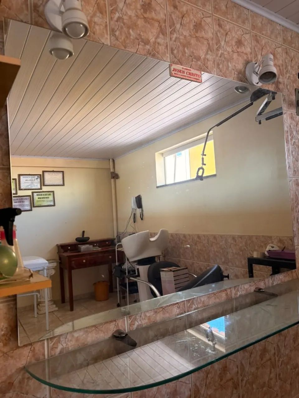 espelho com bancada e carrinho para salão de beleza