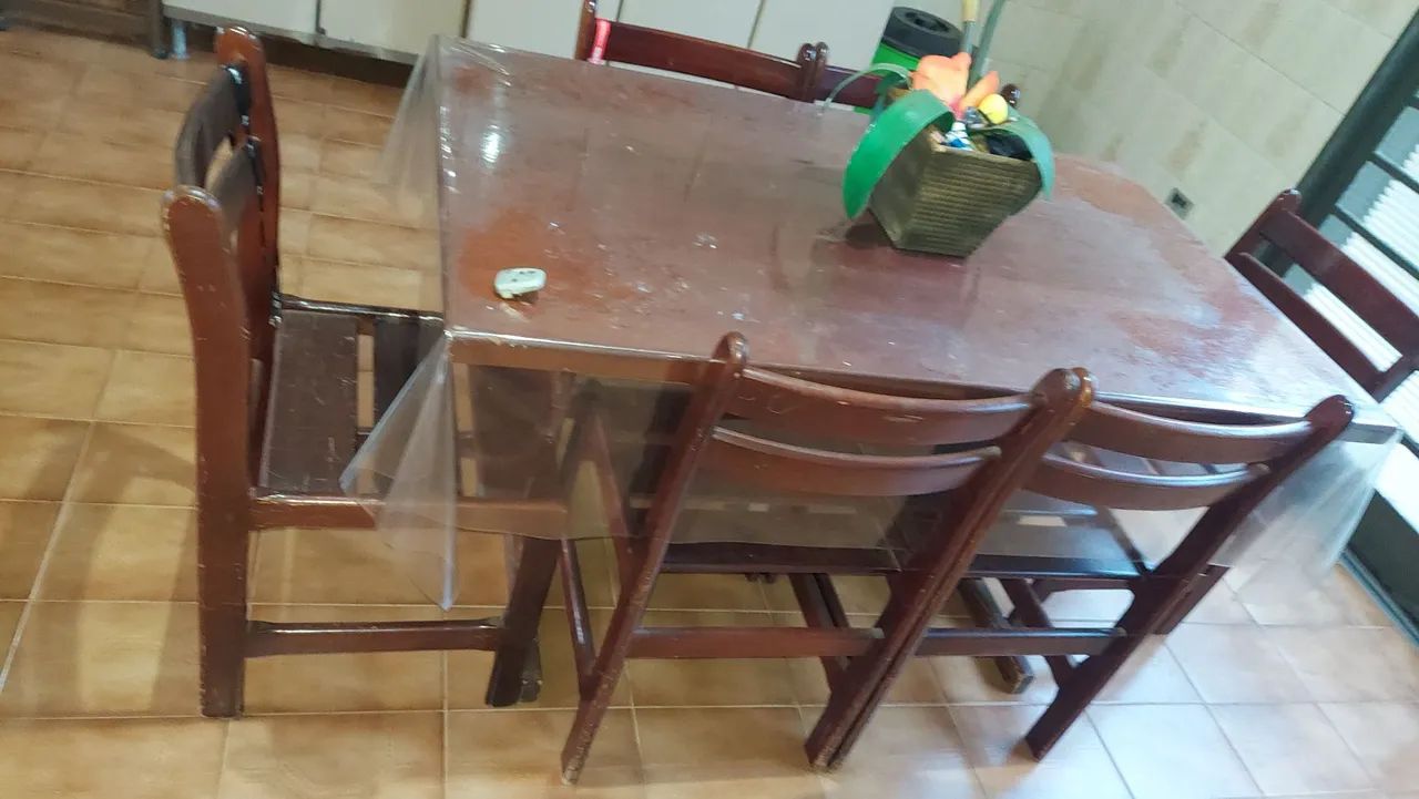 Mesa/Cadeira de madeira 