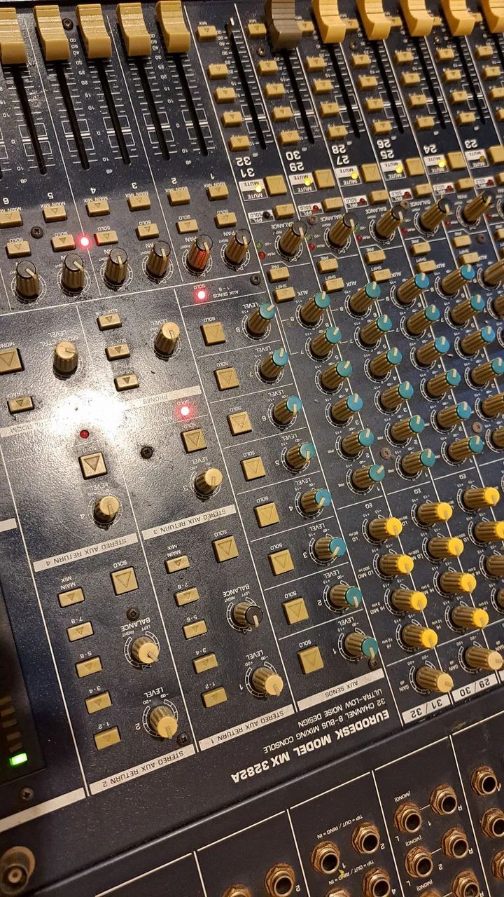 Mesa Behringer mx3282 A 32 canais  - Foto 2