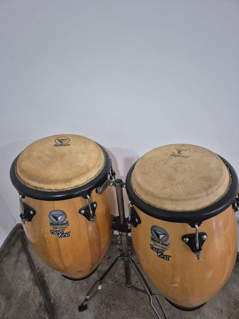 Par de congas bauer com couro original e suporte