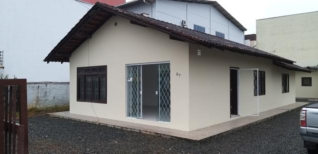 Aluga-se Casa Comercial com 4 salas e edícula-Vila Nova-Joinville