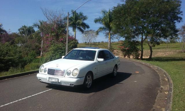 Mercedes E320 utilizada apenas em transporte de noivas - Foto 3