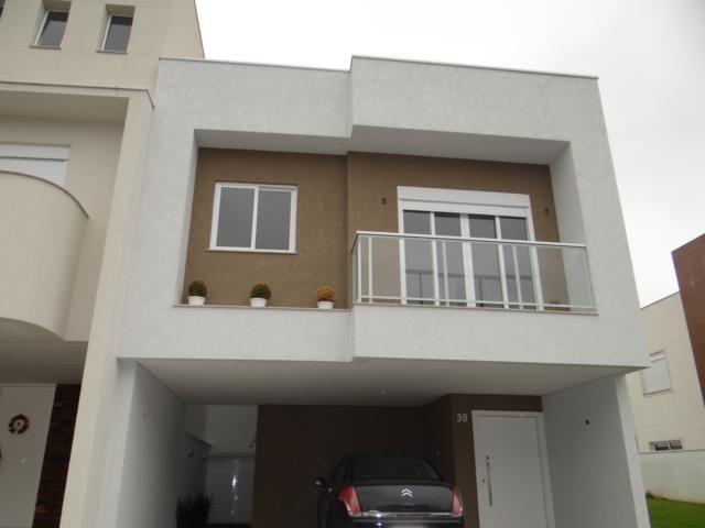 Casa nova em condomínio. Recém concluída. 01 suíte. 02 demi-suíte.
