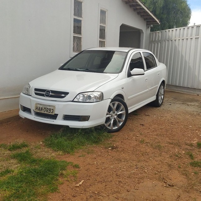 Veículo Chevrolet Astra Sedan, 2003, 4 portas, cor banca (22870