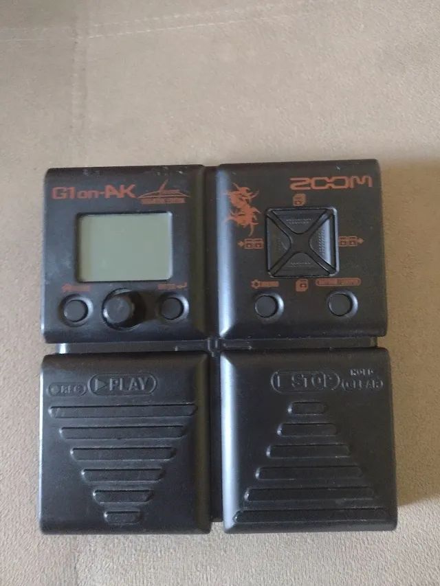 Zoom g1on na caixa manuais e cabo USB e powerbank - Instrumentos