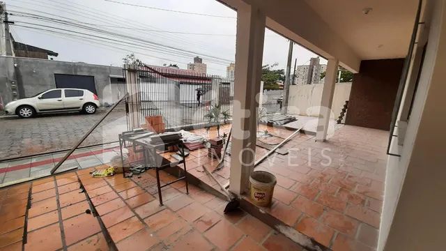 Ampla Casa para Locação Bairro Cordeiros (parte alta) com 3 dormitórios