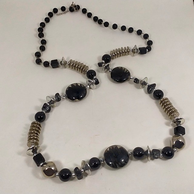 Lindo Colar com Metal e pedras na cor preta