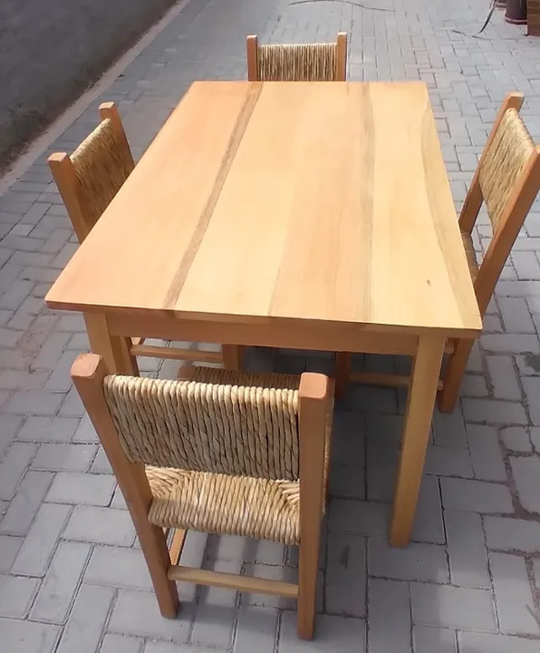 Mesa de Eucalipto 1,20 x 80 com 4 cadeiras de palha envernizada