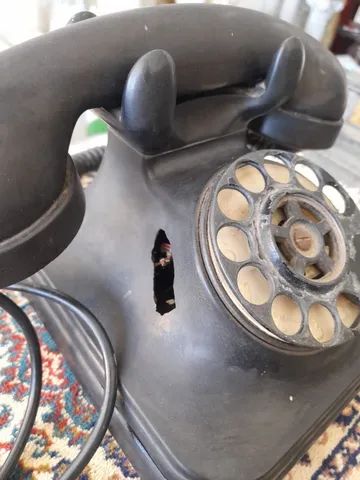 Telefone antigo de baquelite preto para decoração 