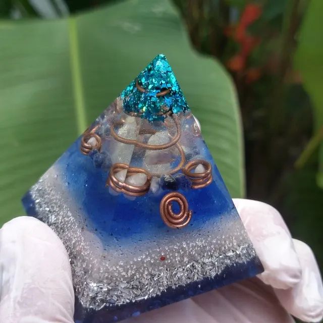 Pirâmide Orgonite  com Cristais de Ametista, Quartzo Branco e Sodalita. Tam (M) - Foto 3