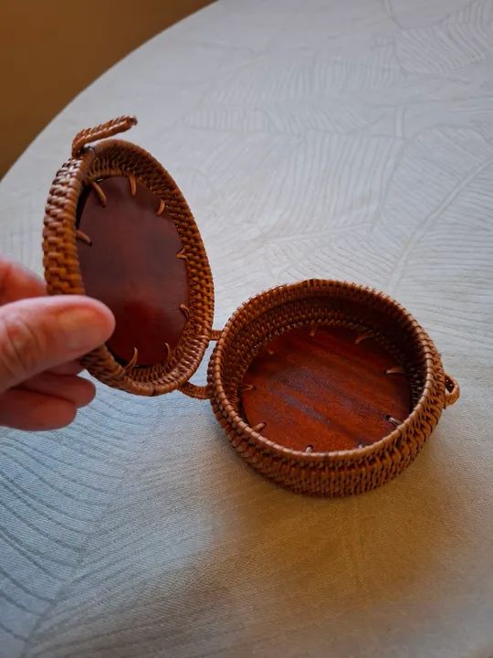 Caixinha de madeira artesanal nova, com detalhe em marchetaria, comprada em Bali  - Foto 4