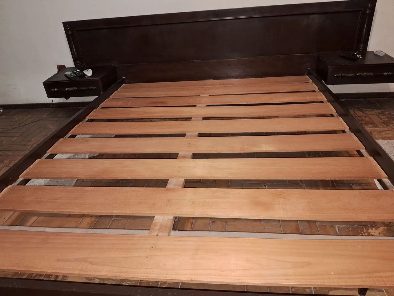Cama Casal c/Cabeceira em Madeira trabalhada e com Gaveta - Foto 3