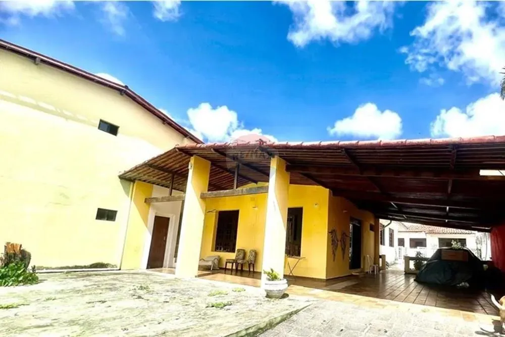 Casa com kitnets e ponto comercial em Ponta Negra - ideal para investir
