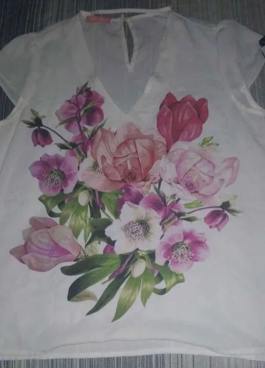 Blusas M (2)$15 APROVEITE 