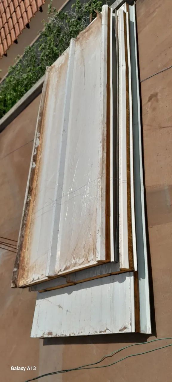 VENDO ESTRUTURA METALICA COM TELHAS COM PROTEÇÃO TERMICA GARAGEM OU VARANDA. - Foto 2