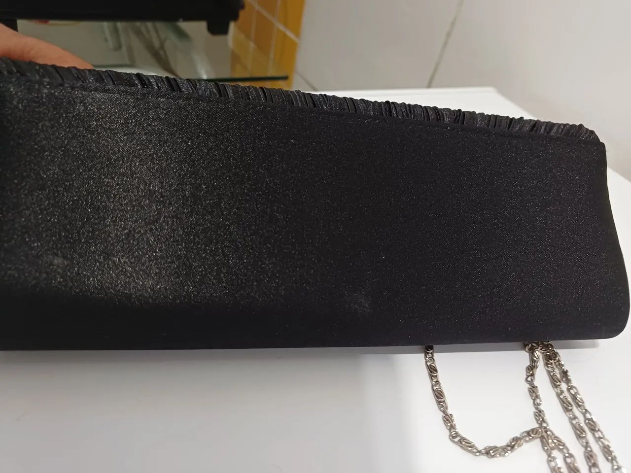 Bolsa de mão preta com detalhes em stras  s - Foto 3