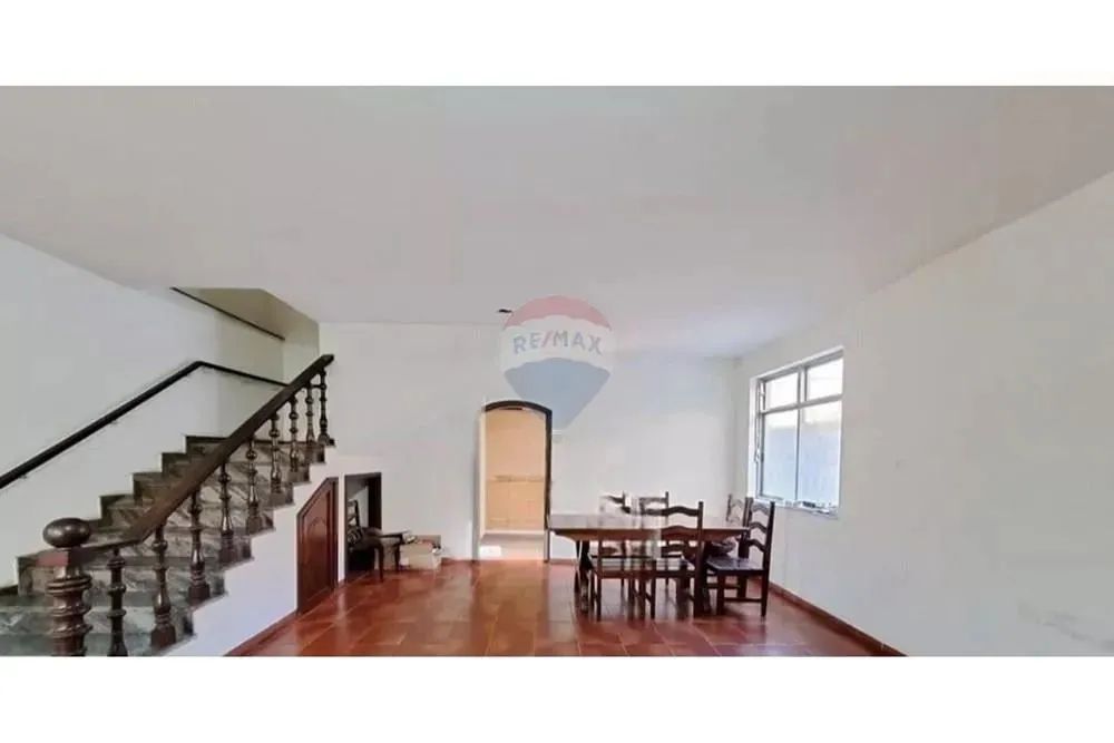 Casa dois andares com quintal, vaga para três garagens, dois banheiros, três quartos, area