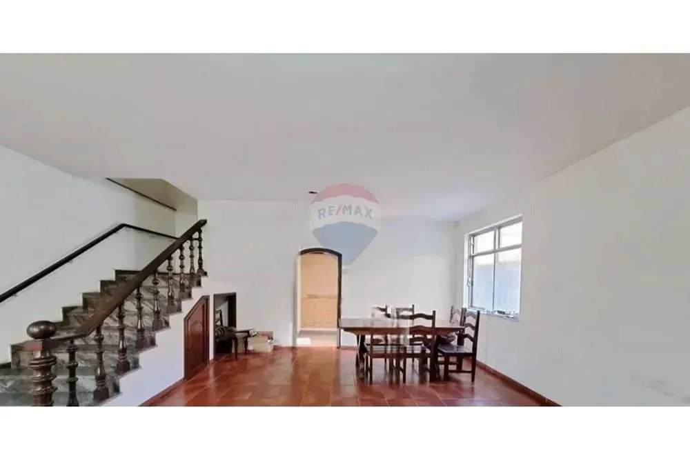 Casa dois andares com quintal, vaga para três garagens, dois banheiros, três quartos, area