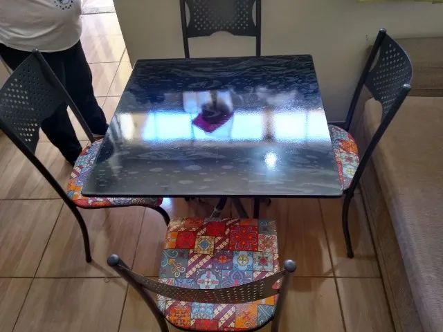 Mesa tubular de 4 cadeiras 