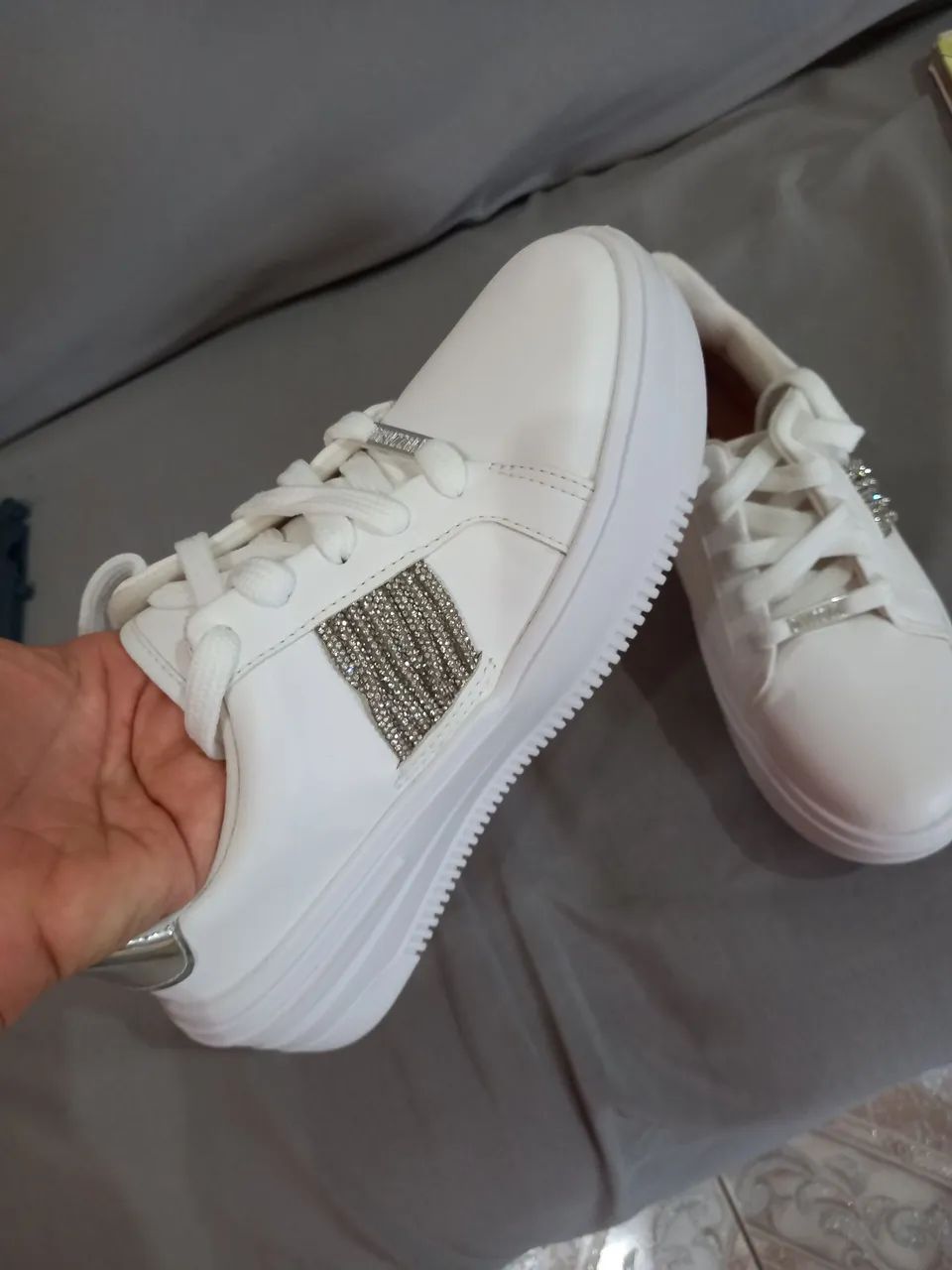 Tênis Branco Feminino com Detalhes em Strass
