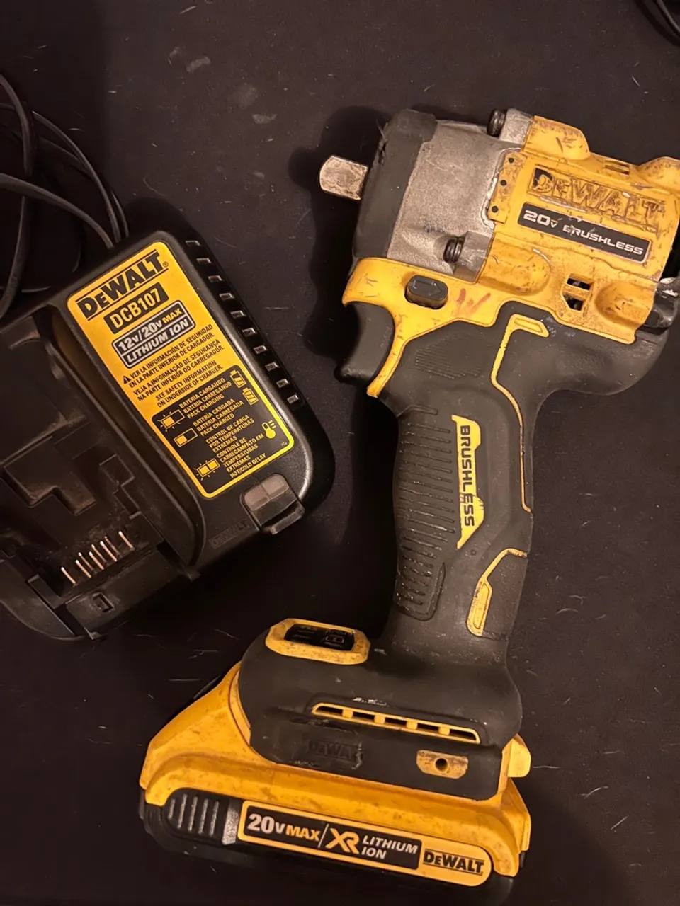 Parafusadeira de Impacto Dewalt 20V Brushless com Carregador